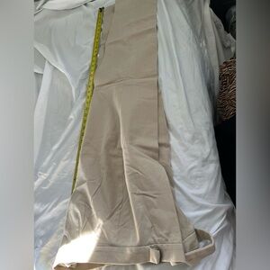 Jones, New York site 14 beige pants. Zipper button and Velcro strap. K.